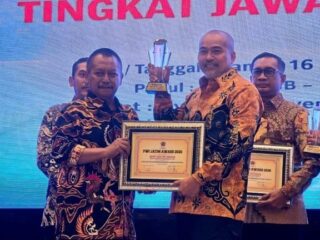 Ketua PWI Jatim Lutfil Hakim Menyerahkan Penghargaan Tokoh Rastra Sewakottama di Bidang Layanan Kamtibmas Kepada Kasubdit Jatanras Ditreskrimum Polda Jatim AKBP Abaridi Jumhur