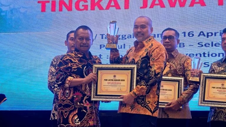 Ketua PWI Jatim Lutfil Hakim Menyerahkan Penghargaan Tokoh Rastra Sewakottama di Bidang Layanan Kamtibmas Kepada Kasubdit Jatanras Ditreskrimum Polda Jatim AKBP Abaridi Jumhur