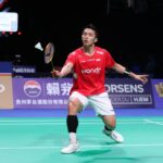 HORSENS, DetikExpost.com - Catatan kelam bulu tangkis Indonesia di ajang Piala Thomas. Sebagai salah satu negara yang masih disegani di olahraga tepok bulu dunia, untuk kali pertama, Indonesia tersingkir di babak penyisihan. Tragisnya lagi, negara yang memulangkan bukan Tiongkok, Jepang, Denmark, India, ataupun Thailand sebagai kekuatan baru. Namun oleh Prancis, sebuah negara yang lebih dikenal mempunyai tradisi kuat di sepak bola karena pernah menjadi juara dunia. Kekalahan pun juga dengan skor yang bisa dikatakan telak 1-4 dalam pertandingan yang dilaksanakan di Horsens, Denmark, Rabu WIB (29/4/2026). Bahkan, Indonesia langsung tertinggal lebih dulu 0-4. Kekalahan yang membuat Jonatan Christie dkk hanya menempati peringkat III Grup yang otomatis gagal menembus babak II. Tiga tunggal putra Indonesia, Jonatan Christie, Alwi Farhan, dan Anthony Sinisuka Ginting semuanya kalah. Jonatan Christie dipermalukan Christo Popov dua game langsung 19-21, 14-21. Hasil yang membuat Jojo, sapaan karib Jonatan Christie, kalah 1-3 selama empat kali pertemuan. Meski secara ranking, dia masih satu setrip di atas Christo yang ada di ranking kelima dan dalam pertemuan terakhir sebelum ini, Jojo menang di India Open pada Januari 2026 lalu. Kemudian, Alwi pun juga sama. Dia kalah oleh Alex Lanier 16-21, 19-21. Secara ranking, Alwi yang berada di peringkat 14 masih kalah dari lawan dan rekor pertemuan keduanya masih imbang 2-2. Hanya dalam perjumpaan terakhir Alwi kalah di Malaysia Open 2026. Nestapa semakin dalam saat peraih medali perunggu olimpiade Anthony Sinisuka Ginting menyerah kepada Toma Junior Popov 22-20, 15-21, 20-22. Sebenarnya, kans lolos masih terbuka. Syaratnya, dua partai disapu petik Indonesia. Namun, Sabar Karyaman Gutama/Moh Reza Pahlevi Isfahani dibuat malu Eloi Adam/Leo Rossi dengan dua game langsung !, 19-21, 19-21. Hasil yang membuat perjuangan peringkat ketiga dunia Fajar Alfian/Muhammad Shohibul Fikri sia-sia. Meski, keduanya mengalahkan Christo Popov/Toma Junior Popov 21-18, 19-21, 21-11. Dalam pertandingan lain di Grup D, Thailand menang sempurna 5-0 atas Aljazair. Kemenangan yang mempertegas Tim Indonesia mengukir prestasi terburuk di ajang bulu tangkis beregu putra tersebut. (*) Group D - Matchday 3: Indonesia 1-4 Prancis MS1: Jonatan Christie vs Christo Popov 19-21, 14-21 MS2: Alwi Farhan vs Alex Lanier 16-21, 19-21 MS3: Anthony Sinisuka Ginting vs Toma Junior Popov 22-20, 15-21, 20-22 MD1: Sabar Karyaman Gutama/Moh Reza Pahlevi Isfahani vs Eloi Adam/Leo Rossi 19-21, 19-21 MD2: Fajar Alfian/Muhammad Shohibul Fikri vs Christo Popov/Toma Junior Popov 21-18, 19-21, 21-11