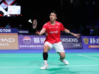 HORSENS, DetikExpost.com - Catatan kelam bulu tangkis Indonesia di ajang Piala Thomas. Sebagai salah satu negara yang masih disegani di olahraga tepok bulu dunia, untuk kali pertama, Indonesia tersingkir di babak penyisihan. Tragisnya lagi, negara yang memulangkan bukan Tiongkok, Jepang, Denmark, India, ataupun Thailand sebagai kekuatan baru. Namun oleh Prancis, sebuah negara yang lebih dikenal mempunyai tradisi kuat di sepak bola karena pernah menjadi juara dunia. Kekalahan pun juga dengan skor yang bisa dikatakan telak 1-4 dalam pertandingan yang dilaksanakan di Horsens, Denmark, Rabu WIB (29/4/2026). Bahkan, Indonesia langsung tertinggal lebih dulu 0-4. Kekalahan yang membuat Jonatan Christie dkk hanya menempati peringkat III Grup yang otomatis gagal menembus babak II. Tiga tunggal putra Indonesia, Jonatan Christie, Alwi Farhan, dan Anthony Sinisuka Ginting semuanya kalah. Jonatan Christie dipermalukan Christo Popov dua game langsung 19-21, 14-21. Hasil yang membuat Jojo, sapaan karib Jonatan Christie, kalah 1-3 selama empat kali pertemuan. Meski secara ranking, dia masih satu setrip di atas Christo yang ada di ranking kelima dan dalam pertemuan terakhir sebelum ini, Jojo menang di India Open pada Januari 2026 lalu. Kemudian, Alwi pun juga sama. Dia kalah oleh Alex Lanier 16-21, 19-21. Secara ranking, Alwi yang berada di peringkat 14 masih kalah dari lawan dan rekor pertemuan keduanya masih imbang 2-2. Hanya dalam perjumpaan terakhir Alwi kalah di Malaysia Open 2026. Nestapa semakin dalam saat peraih medali perunggu olimpiade Anthony Sinisuka Ginting menyerah kepada Toma Junior Popov 22-20, 15-21, 20-22. Sebenarnya, kans lolos masih terbuka. Syaratnya, dua partai disapu petik Indonesia. Namun, Sabar Karyaman Gutama/Moh Reza Pahlevi Isfahani dibuat malu Eloi Adam/Leo Rossi dengan dua game langsung !, 19-21, 19-21. Hasil yang membuat perjuangan peringkat ketiga dunia Fajar Alfian/Muhammad Shohibul Fikri sia-sia. Meski, keduanya mengalahkan Christo Popov/Toma Junior Popov 21-18, 19-21, 21-11. Dalam pertandingan lain di Grup D, Thailand menang sempurna 5-0 atas Aljazair. Kemenangan yang mempertegas Tim Indonesia mengukir prestasi terburuk di ajang bulu tangkis beregu putra tersebut. (*) Group D - Matchday 3: Indonesia 1-4 Prancis MS1: Jonatan Christie vs Christo Popov 19-21, 14-21 MS2: Alwi Farhan vs Alex Lanier 16-21, 19-21 MS3: Anthony Sinisuka Ginting vs Toma Junior Popov 22-20, 15-21, 20-22 MD1: Sabar Karyaman Gutama/Moh Reza Pahlevi Isfahani vs Eloi Adam/Leo Rossi 19-21, 19-21 MD2: Fajar Alfian/Muhammad Shohibul Fikri vs Christo Popov/Toma Junior Popov 21-18, 19-21, 21-11