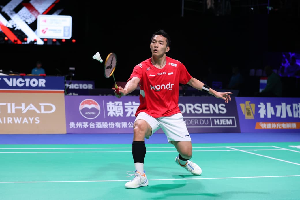 HORSENS, DetikExpost.com - Catatan kelam bulu tangkis Indonesia di ajang Piala Thomas. Sebagai salah satu negara yang masih disegani di olahraga tepok bulu dunia, untuk kali pertama, Indonesia tersingkir di babak penyisihan. Tragisnya lagi, negara yang memulangkan bukan Tiongkok, Jepang, Denmark, India, ataupun Thailand sebagai kekuatan baru. Namun oleh Prancis, sebuah negara yang lebih dikenal mempunyai tradisi kuat di sepak bola karena pernah menjadi juara dunia. Kekalahan pun juga dengan skor yang bisa dikatakan telak 1-4 dalam pertandingan yang dilaksanakan di Horsens, Denmark, Rabu WIB (29/4/2026). Bahkan, Indonesia langsung tertinggal lebih dulu 0-4. Kekalahan yang membuat Jonatan Christie dkk hanya menempati peringkat III Grup yang otomatis gagal menembus babak II. Tiga tunggal putra Indonesia, Jonatan Christie, Alwi Farhan, dan Anthony Sinisuka Ginting semuanya kalah. Jonatan Christie dipermalukan Christo Popov dua game langsung 19-21, 14-21. Hasil yang membuat Jojo, sapaan karib Jonatan Christie, kalah 1-3 selama empat kali pertemuan. Meski secara ranking, dia masih satu setrip di atas Christo yang ada di ranking kelima dan dalam pertemuan terakhir sebelum ini, Jojo menang di India Open pada Januari 2026 lalu. Kemudian, Alwi pun juga sama. Dia kalah oleh Alex Lanier 16-21, 19-21. Secara ranking, Alwi yang berada di peringkat 14 masih kalah dari lawan dan rekor pertemuan keduanya masih imbang 2-2. Hanya dalam perjumpaan terakhir Alwi kalah di Malaysia Open 2026. Nestapa semakin dalam saat peraih medali perunggu olimpiade Anthony Sinisuka Ginting menyerah kepada Toma Junior Popov 22-20, 15-21, 20-22. Sebenarnya, kans lolos masih terbuka. Syaratnya, dua partai disapu petik Indonesia. Namun, Sabar Karyaman Gutama/Moh Reza Pahlevi Isfahani dibuat malu Eloi Adam/Leo Rossi dengan dua game langsung !, 19-21, 19-21. Hasil yang membuat perjuangan peringkat ketiga dunia Fajar Alfian/Muhammad Shohibul Fikri sia-sia. Meski, keduanya mengalahkan Christo Popov/Toma Junior Popov 21-18, 19-21, 21-11. Dalam pertandingan lain di Grup D, Thailand menang sempurna 5-0 atas Aljazair. Kemenangan yang mempertegas Tim Indonesia mengukir prestasi terburuk di ajang bulu tangkis beregu putra tersebut. (*) Group D - Matchday 3: Indonesia 1-4 Prancis MS1: Jonatan Christie vs Christo Popov 19-21, 14-21 MS2: Alwi Farhan vs Alex Lanier 16-21, 19-21 MS3: Anthony Sinisuka Ginting vs Toma Junior Popov 22-20, 15-21, 20-22 MD1: Sabar Karyaman Gutama/Moh Reza Pahlevi Isfahani vs Eloi Adam/Leo Rossi 19-21, 19-21 MD2: Fajar Alfian/Muhammad Shohibul Fikri vs Christo Popov/Toma Junior Popov 21-18, 19-21, 21-11