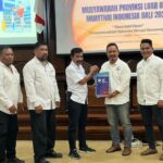 Pengurus Besar (PB) MI Wilayah Barat II Noerdin L. ToP memberikan selamat kepada Ir. I Wayan Mariana Wandhira yang terpilih Ketua Umum MI Bali periode 2026–2030.