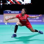 Kemenangan Ester Nurumi Tri Wardoyo atas Amalie Schulz 21-13, 21-18 membawa Indonesia ke babak semifinal Piala Uber 2026.