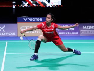 Kemenangan Ester Nurumi Tri Wardoyo atas Amalie Schulz 21-13, 21-18 membawa Indonesia ke babak semifinal Piala Uber 2026.
