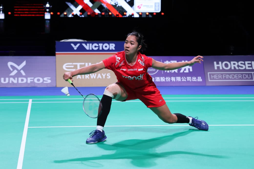Kemenangan Ester Nurumi Tri Wardoyo atas Amalie Schulz 21-13, 21-18 membawa Indonesia ke babak semifinal Piala Uber 2026.