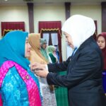 Gubernur Jawa Timur Khofifah Indar Parawansa menyematkan 400 Tanda Kehormatan Satyalancana Karya Satya dari Presiden Republik Indonesia Prabowo Subianto kepada guru dan tenaga pendidik pada peringatan Hari Pendidikan Nasional (Hardiknas) 2026 di Gedung Negara Grahadi Surabaya Rabu (6/5/2026)