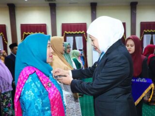 Gubernur Jawa Timur Khofifah Indar Parawansa menyematkan 400 Tanda Kehormatan Satyalancana Karya Satya dari Presiden Republik Indonesia Prabowo Subianto kepada guru dan tenaga pendidik pada peringatan Hari Pendidikan Nasional (Hardiknas) 2026 di Gedung Negara Grahadi Surabaya Rabu (6/5/2026)
