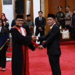 Syaifuddin Zuhri dalam pelantikan sebagai Ketua Dewan Perwakilan Rakyat Daerah (DPRD) Kota Surabaya.