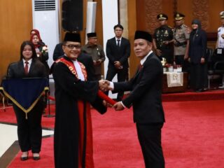 Syaifuddin Zuhri dalam pelantikan sebagai Ketua Dewan Perwakilan Rakyat Daerah (DPRD) Kota Surabaya.
