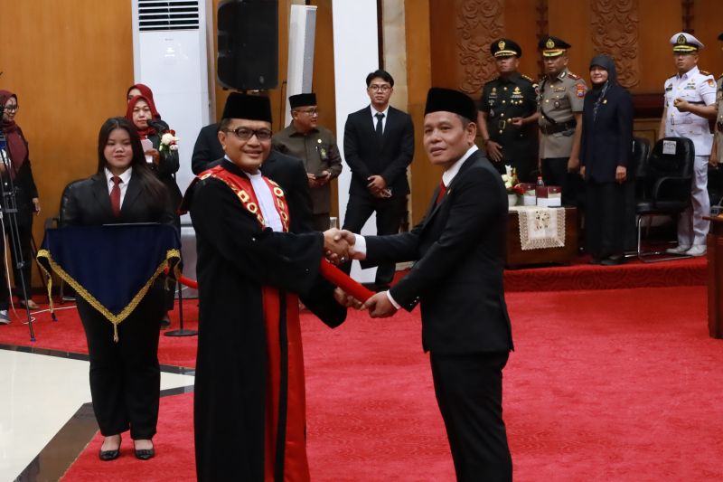 Syaifuddin Zuhri dalam pelantikan sebagai Ketua Dewan Perwakilan Rakyat Daerah (DPRD) Kota Surabaya.