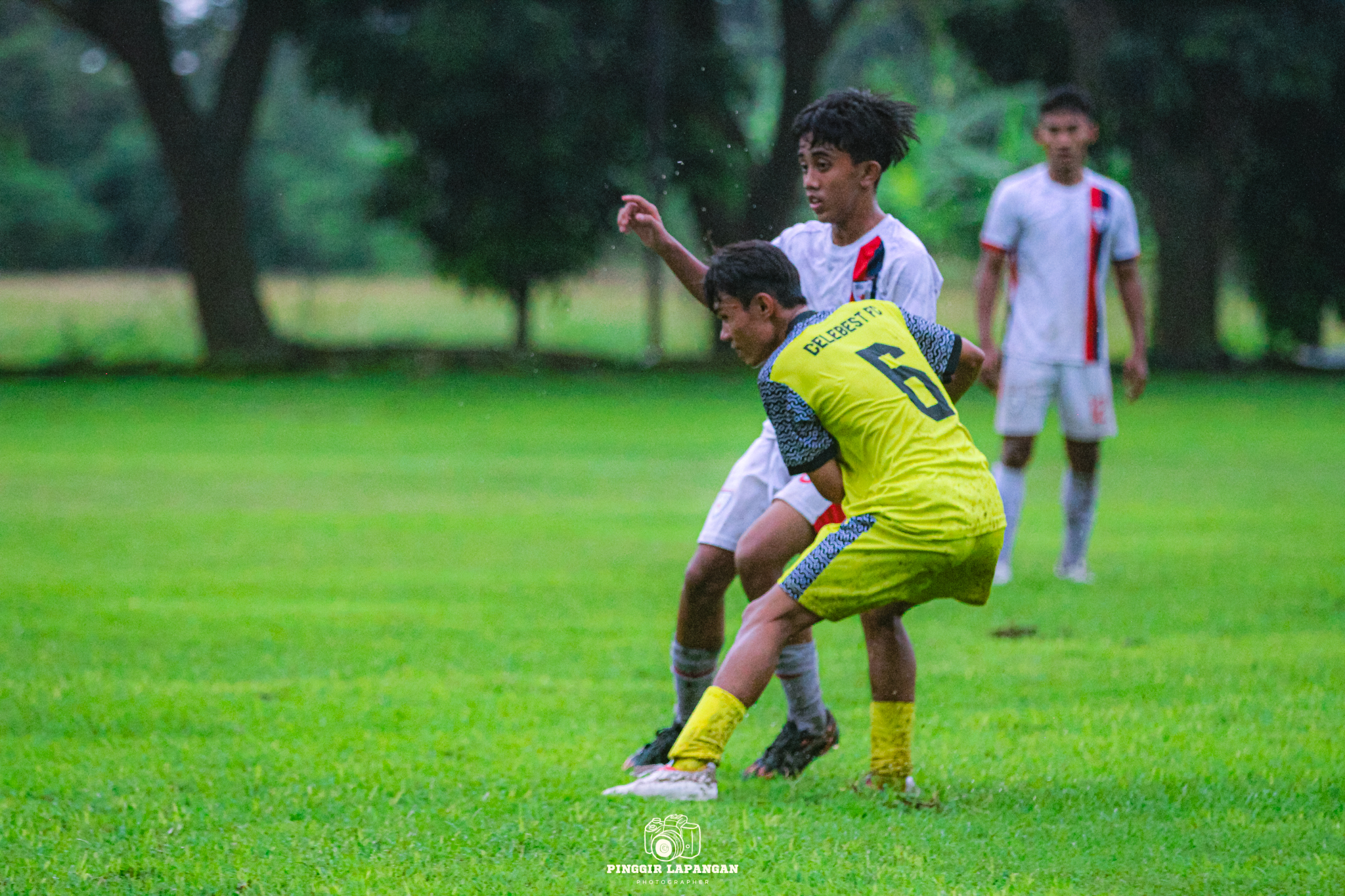 Pertandingan uji coba antara Tim Liga 4 Celebest FC dengan KSA di Gedangan, Sidoarjo, Jumat sore.