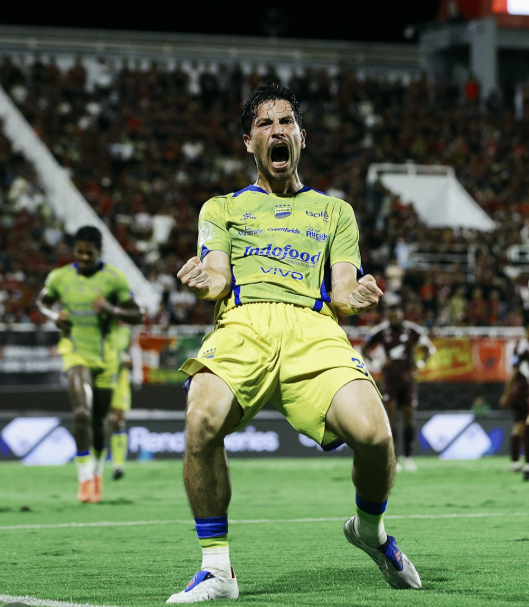 Selebrasi pemain Persib Tom Haye usai mencetak gol ke gawang PSM Makassar di di Stadion Gelora BJ Habibie, Parepare,Minggu (17/5/2026).