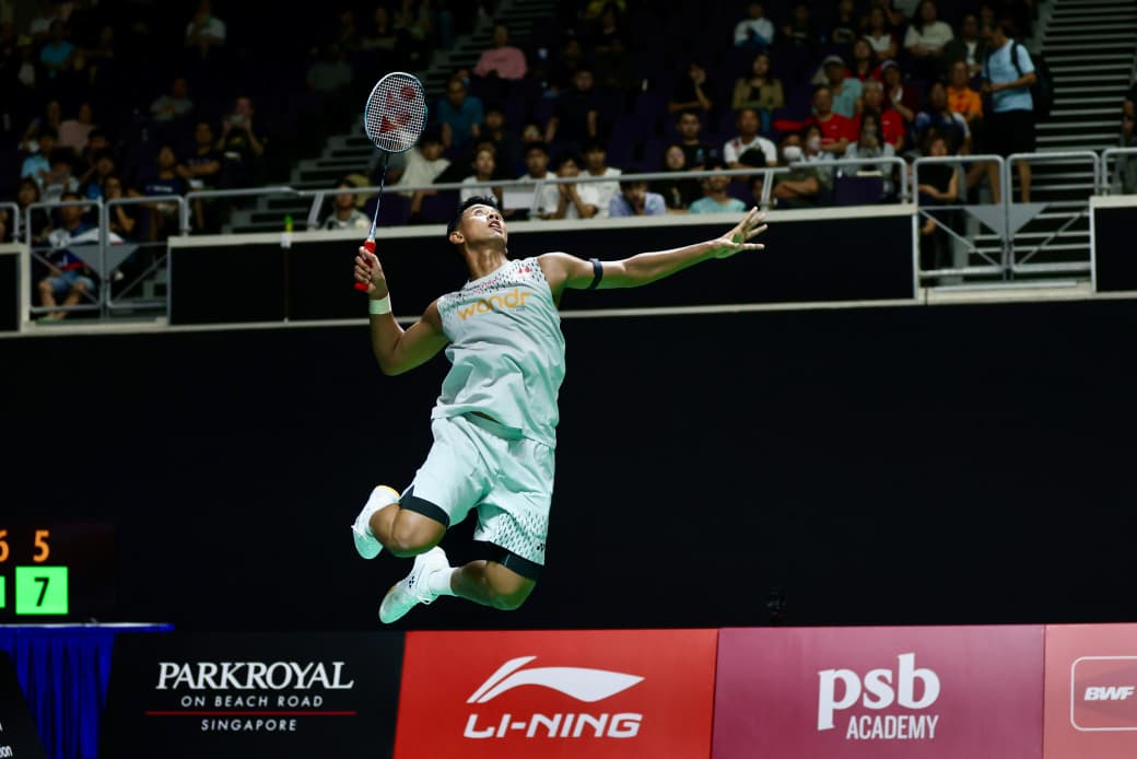 Alwi Farhan mengalahkan Shi Yu Qi dari Tiongkok dengan rubber game 21-16, 19-21, 21-14 dalam pertandingan Babak 16 Besar yang dilaksanakan di Singapura pada Kamis waktu setempat (28/5/2026).