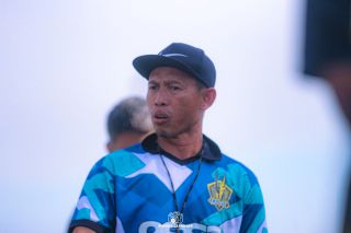 Pelatih Celebest FC Lukman Masiara saat memberikan pengarahan kepada pemain Celebest FC, Palu.