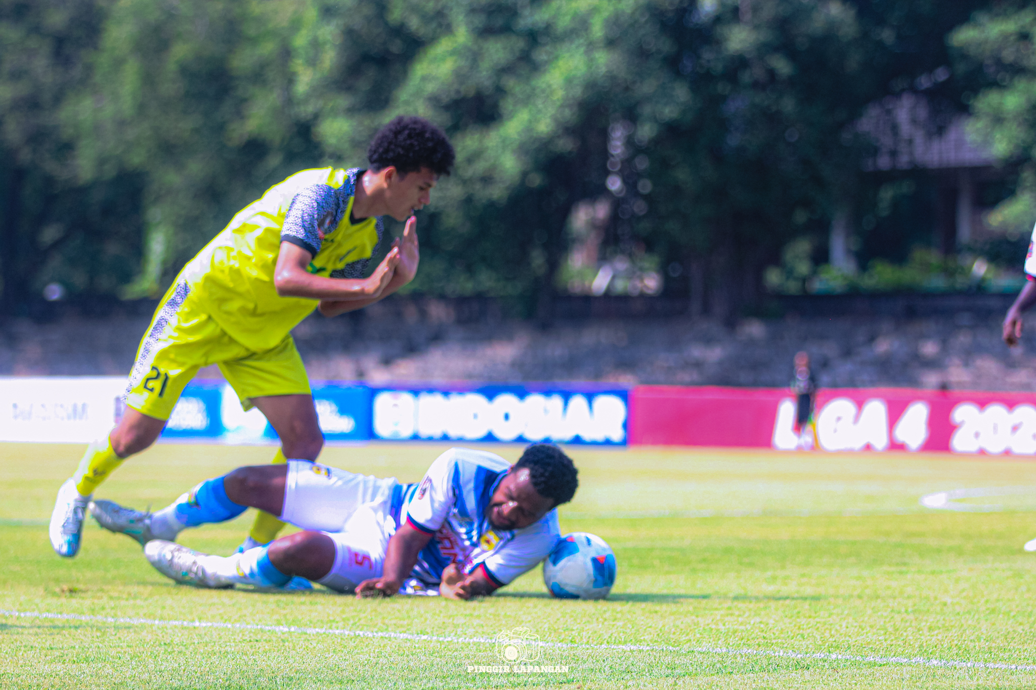 Penyerang muda Celebest Gio Laode Ili (kiri) berebut bola dengan pemain Persipani di Stadion Sriwedari, Solo, Sabtu (20/6/2026). Celebest sudah melakukan evaluasi dari pertandingan ini dan diharapkan bisa menang lawan Persepam.