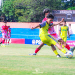 Pemain Perslotim menghadang pemain Celebest FC yang akan melepaskan umpan dalam pertandingan di Stadion UNS Solo pada Rabu (3/6/2026).