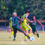Pemain depan Celebest FC, Moh Sabir, dikawal ketat pemain belakang Wamena United dalam pertandingan Liga 4 Piala Presiden 2025/2026 Grup U di Stadion Sriwedari, Solo, pada Selasa sore (16/6/2026).