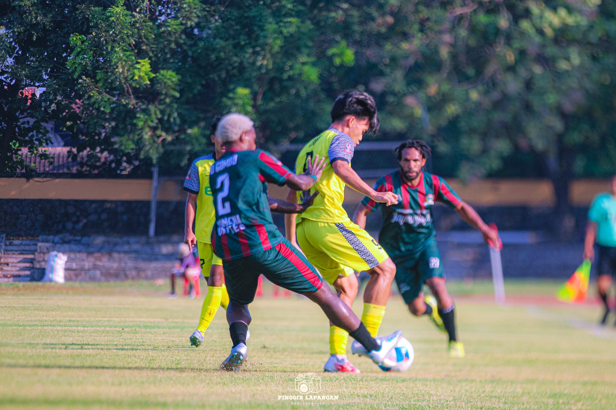 Pemain depan Celebest FC, Moh Sabir, dikawal ketat pemain belakang Wamena United dalam pertandingan Liga 4 Piala Presiden 2025/2026 Grup U di Stadion Sriwedari, Solo, pada Selasa sore (16/6/2026).