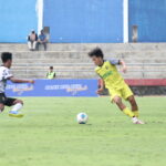Pencetak gol Celebest Abd Sabid (kanan) dikawal pemain Persebi di Stadion Kebogiro, Boyolali, Sabtu sore (13/6/2026).