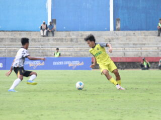 Pencetak gol Celebest Abd Sabid (kanan) dikawal pemain Persebi di Stadion Kebogiro, Boyolali, Sabtu sore (13/6/2026).