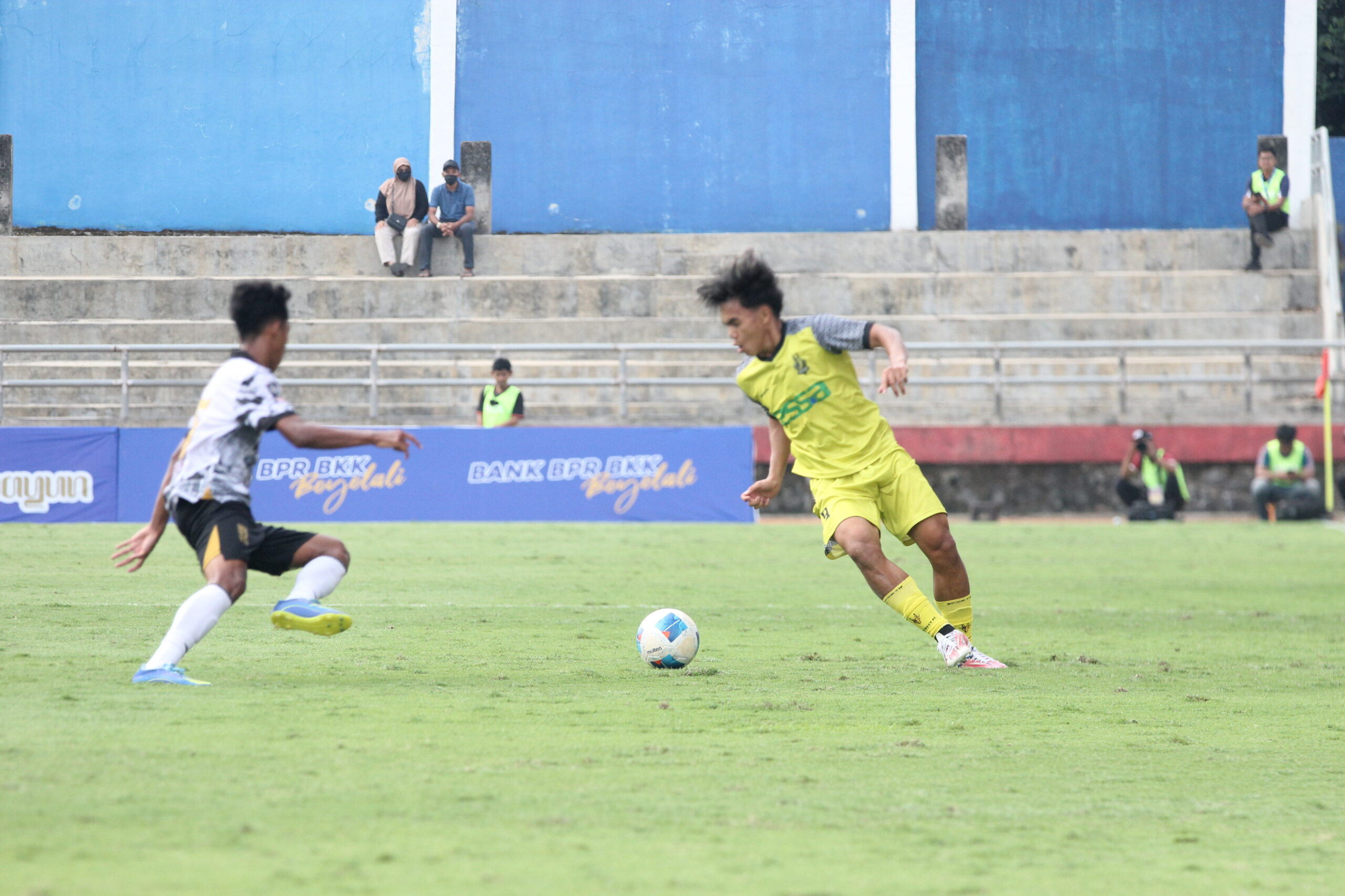 Pencetak gol Celebest Abd Sabid (kanan) dikawal pemain Persebi di Stadion Kebogiro, Boyolali, Sabtu sore (13/6/2026).
