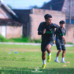 Salah satu pemain Celebest FC Palu saat melakukan latihan di Lapangan Klodran, Karanganyar, Jawa Tengah, Selasa pagi (2/6/2026)