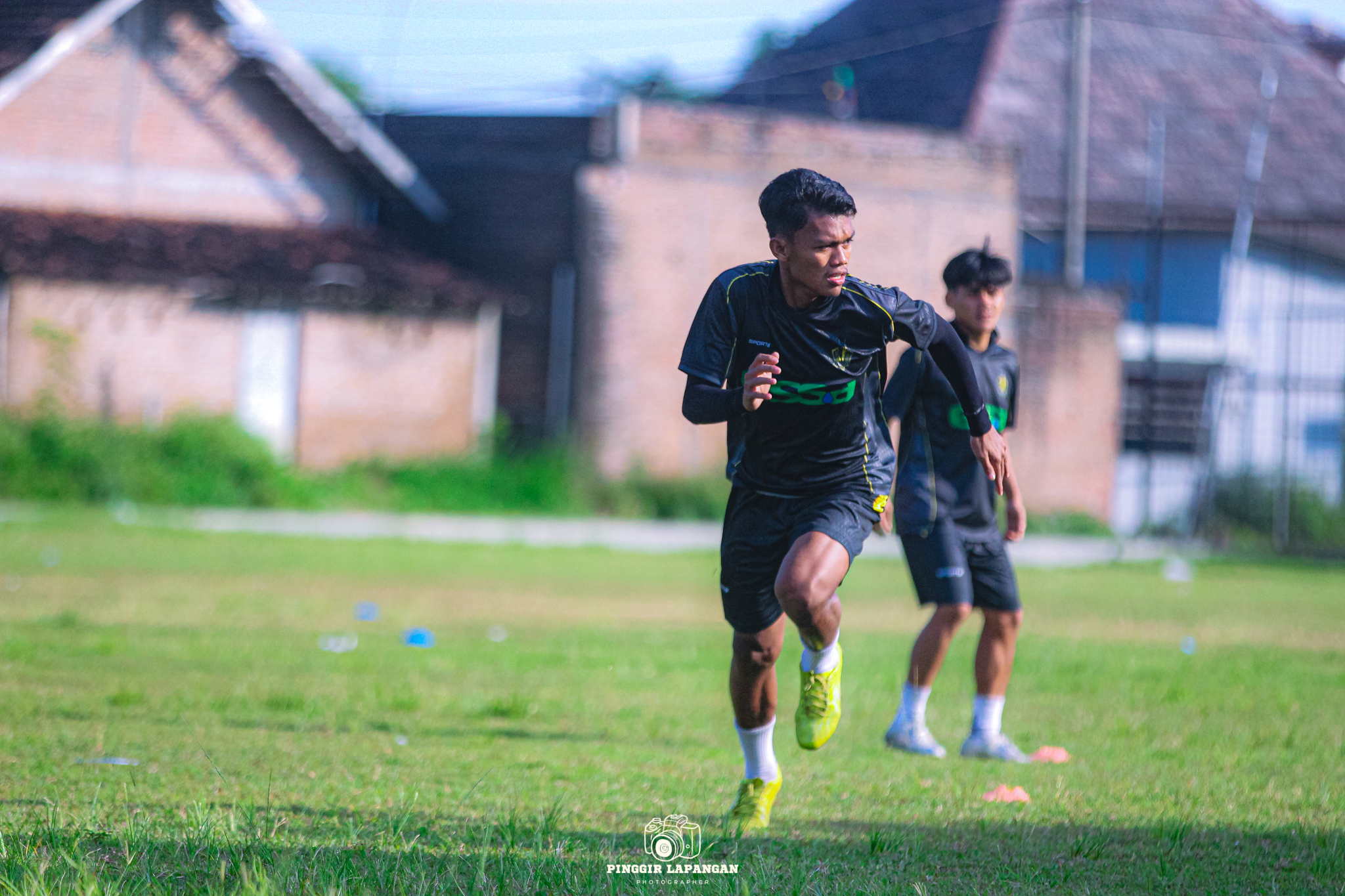 Salah satu pemain Celebest FC Palu saat melakukan latihan di Lapangan Klodran, Karanganyar, Jawa Tengah, Selasa pagi (2/6/2026)