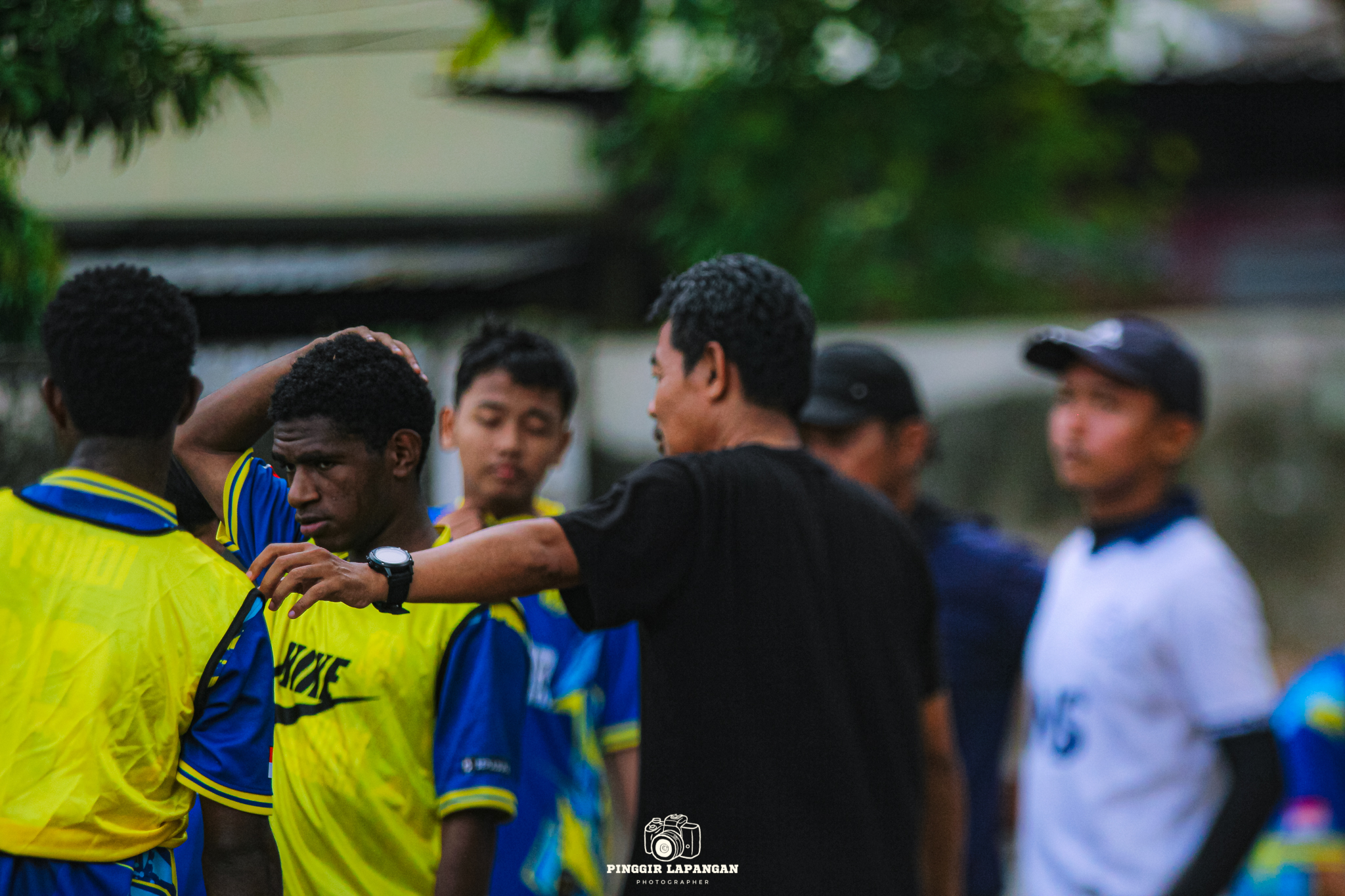 Pelatih SMPN 10 Kota Surakarta Masudin memberikan pengarahan ke anak didinya di Lapangan Kadipolo.