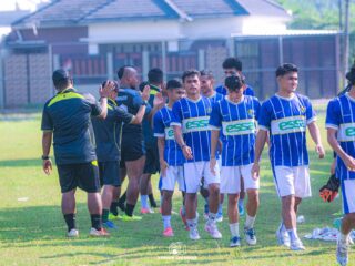Para pemain Celebest usi berlatih di Lapangan Klodran, Karanganyar, Jumat pagi.