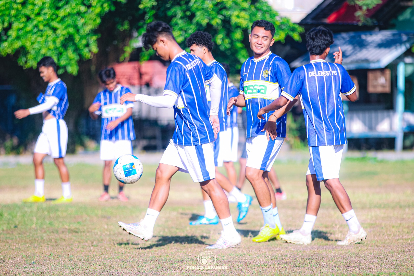 Para pemain Celebest FC saat berlatih sebagai persiapan menghadapi Persada.