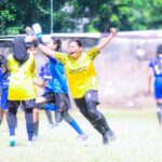 Kegembiraan bercampur haru pemain SMPN 10 Surakarta, Chelsy, setelah memenangkan pertandingan melawan SMPN 25 melalui drama adu penalti di semifinal GSI Kota Surakarta di Lapangan Kadipolo pada Selasa siang (16/6/2026).