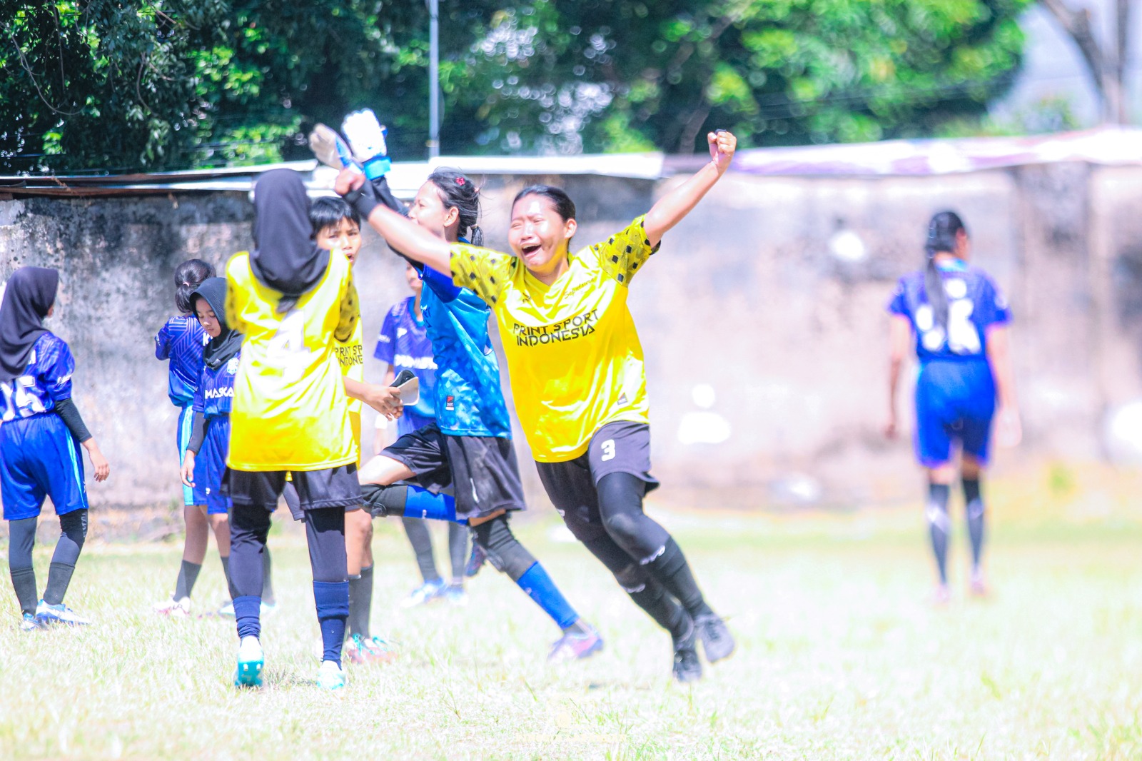 Kegembiraan bercampur haru pemain SMPN 10 Surakarta, Chelsy, setelah memenangkan pertandingan melawan SMPN 25 melalui drama adu penalti di semifinal GSI Kota Surakarta di Lapangan Kadipolo pada Selasa siang (16/6/2026).