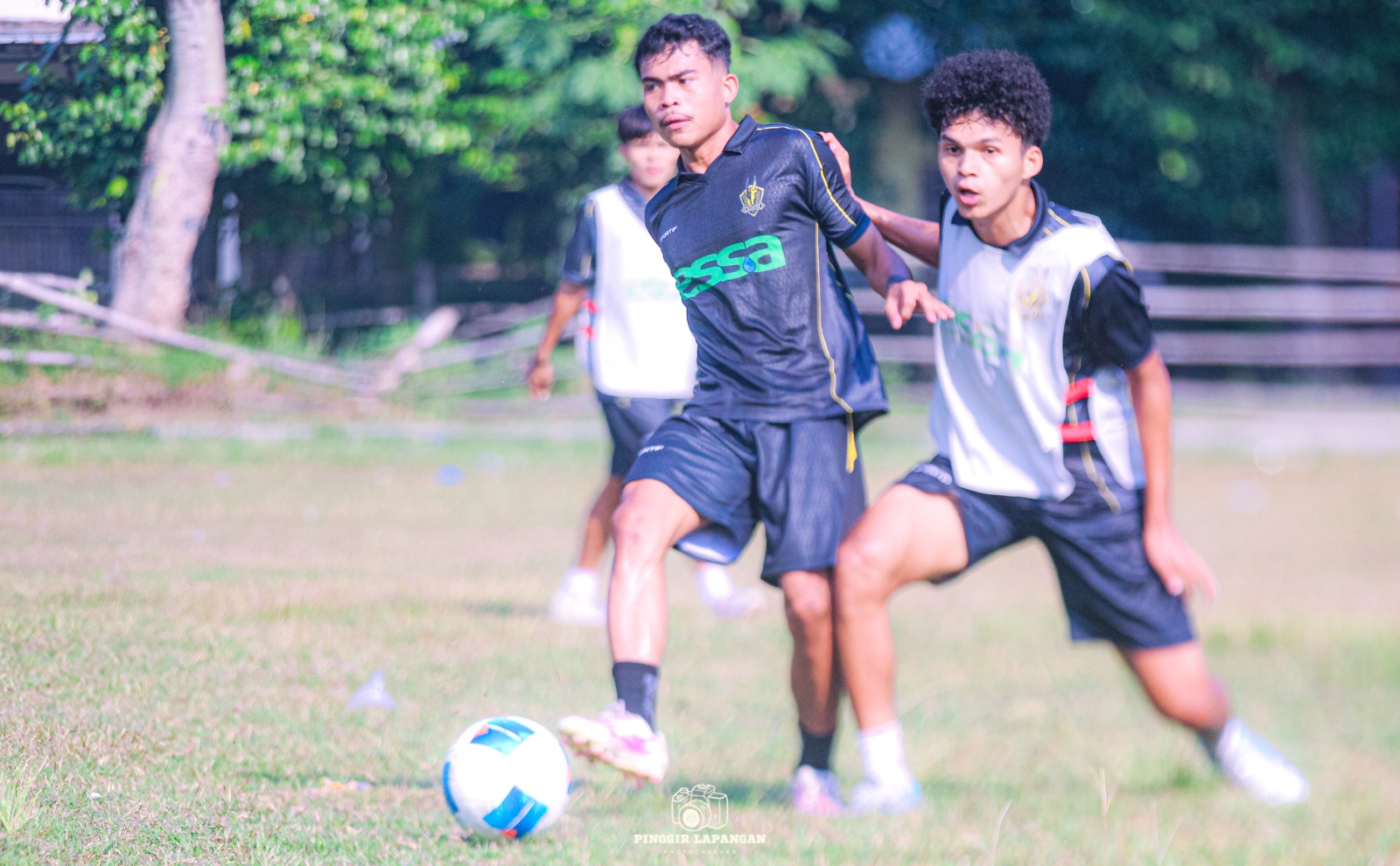 Pemain Celebest FC Palu, Sulawesi Tengah, saat berlatih di Lapangan Klodran, Karanganyar, Jawa Tengah, Kamis pagi (18/6/2026) sebagai persiapan menghadapi Babak 16 Besar Liga 4 Piala Presiden 2025/2026.