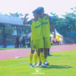 Moh Sabir, pencetak gol Celebest FC, bersama rekannya, Mohammad ‘’Uci’’ Rifki usai menecetak gol ke gawang Persipani dalam pertandingan di Stadion Sriwedari, Solo, Sabtu siang (20/6/2026).