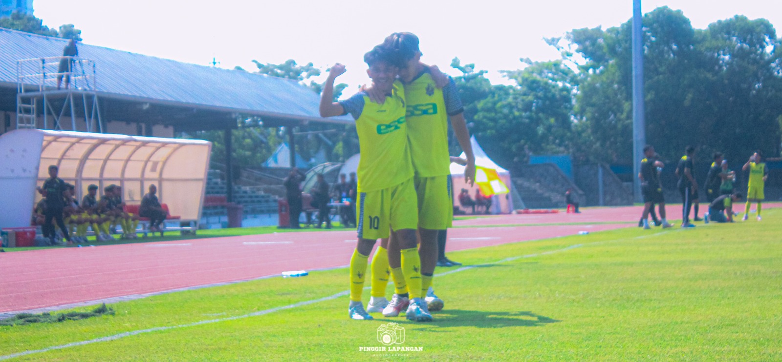 Moh Sabir, pencetak gol Celebest FC, bersama rekannya, Mohammad ‘’Uci’’ Rifki usai menecetak gol ke gawang Persipani dalam pertandingan di Stadion Sriwedari, Solo, Sabtu siang (20/6/2026).