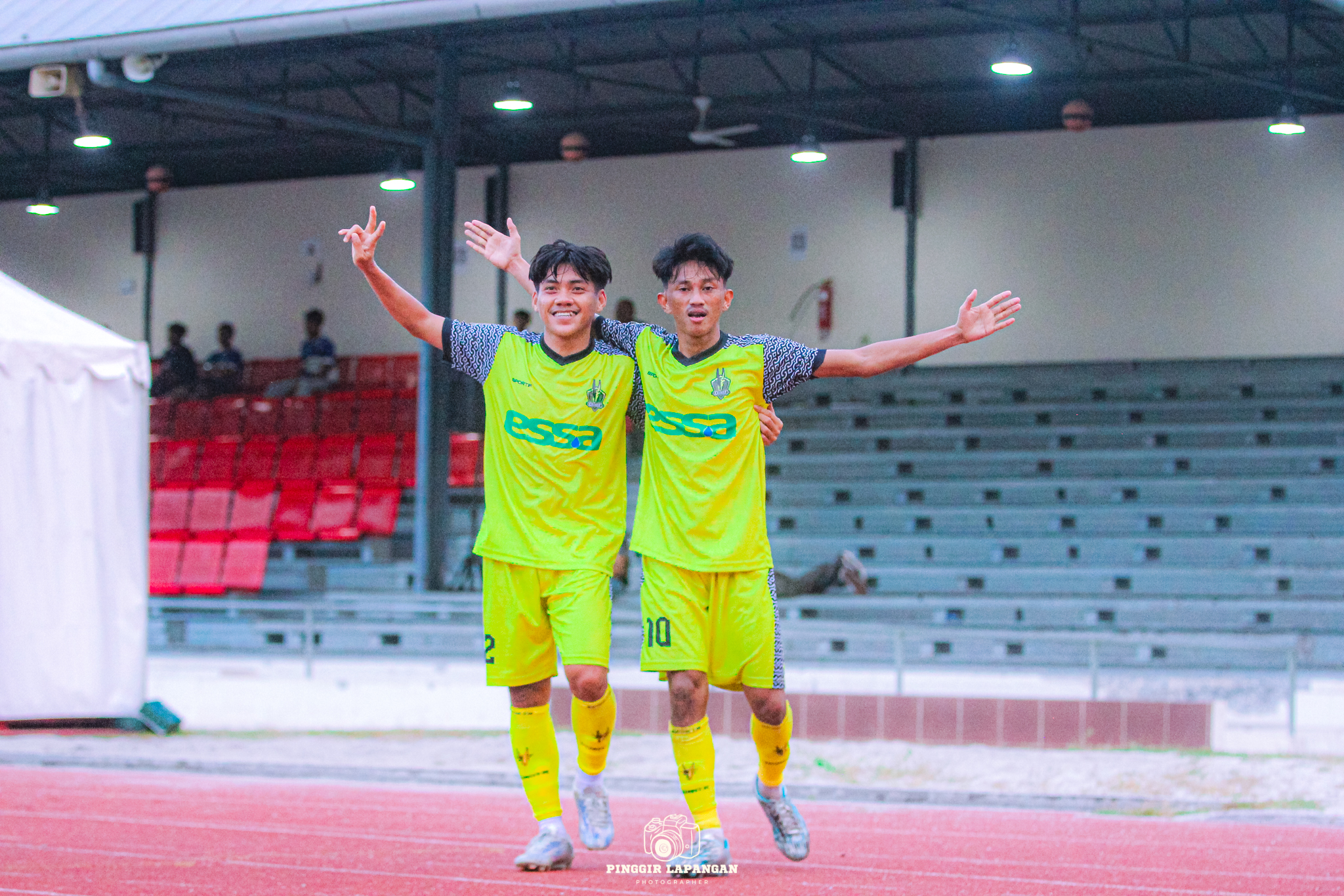 Mohamad Rifki atau yang akrab disapa Uci (kanan) merayakan gol yang dicetak ke gawang PsmP di Stadion Sriwedari, Solo, Sabtu (6/6/2026).