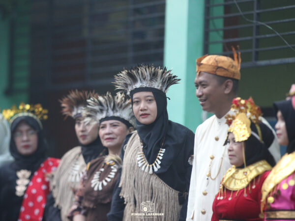 Guru SDN Sawunggaling I/382 Surabaya Sambut Siswa Baru dengan Berpakaian Adat