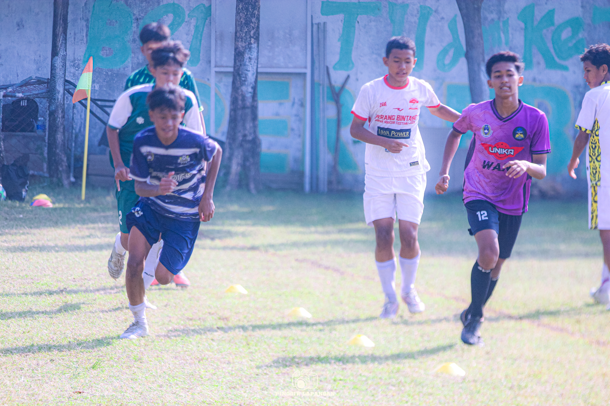 Para pemain Persida U15 saat berlatih di Lapangan Pagerwojo, Buduran, Sidoarjo, pada Rabu pagi (8/7/2026).