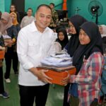 Wali Kota Surabaya Berikan Bantuan Pendidikan ke Ribuan Siswa Kurang Mampu