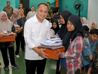 Wali Kota Surabaya Berikan Bantuan Pendidikan ke Ribuan Siswa Kurang Mampu