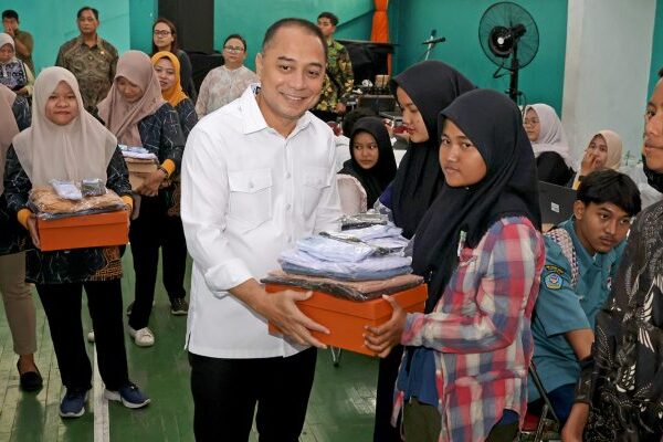 Wali Kota Surabaya Berikan Bantuan Pendidikan ke Ribuan Siswa Kurang Mampu