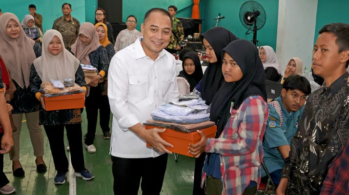 Wali Kota Surabaya Eri Cahyadi menyerahkan bantuan pendidikan kepada 7.380 siswa SMA/SMK/MA sederajat yang berasal dari keluarga miskin dan prasejahtera, anak yatim atau piatu, serta masyarakat yang masuk dalam kelompok desil kesejahteraan terendah.