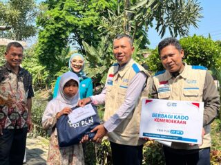 Sambut Hari Pelanggan Nasional, YBM PLN UIP JBTB dan PIKK Gelar Kado Kemerdekaan Bersama Anak Yatim