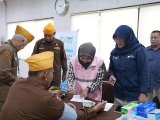 Sambut Hari Pelanggan Nasional, YBM PLN UIP JBTB Gelar Layanan Kesehatan Terpadu dan Santunan bagi 50 Veteran Surabaya