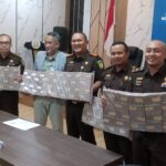 Kepala Kejari Tanjung Perak Darwis Burhansyah dengan uang yang berkaitan praktik pencucian uang.