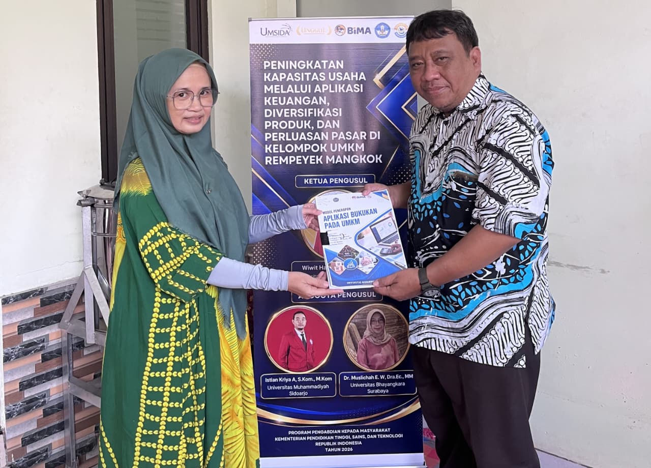 Wiwit Hariyanto, tim pengabdi Umsida, menyerahkan modul penerapan aplikasi Bukukan hasil pelatihan kepada owner UMKM Rempeyek Mangkok.
