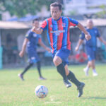 Usman, sang pencetak gol tunggal Buduran FC, tengah mendribling bola dalam pertandingan melawan Ortak di Lapangan Wedoro, Waru, Minggu (20/9/2026)