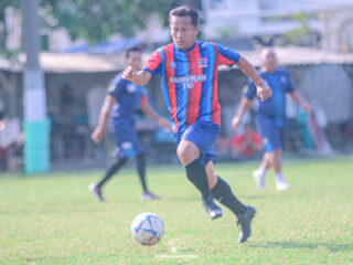 Usman, sang pencetak gol tunggal Buduran FC, tengah mendribling bola dalam pertandingan melawan Ortak di Lapangan Wedoro, Waru, Minggu (20/9/2026)