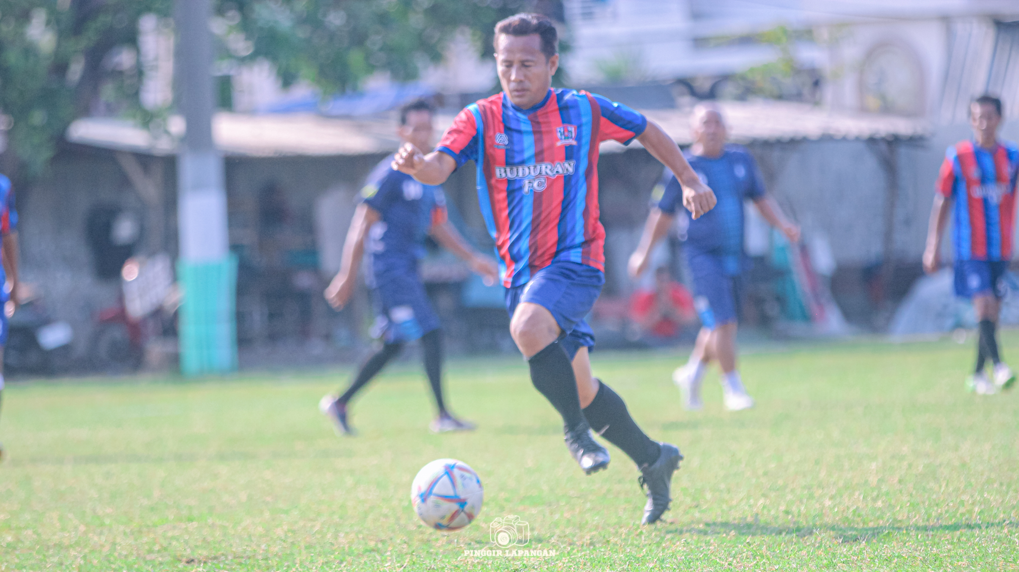 Usman, sang pencetak gol tunggal Buduran FC, tengah mendribling bola dalam pertandingan melawan Ortak di Lapangan Wedoro, Waru, Minggu (20/9/2026)