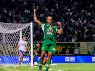 Persebaya akhirnya mampu merobek gawang PSIM pada menit ke-81 melalui diving header Alex Martins setelah menerima umpan Jefferson Silva dari sisi kanan pertahanan lawan.